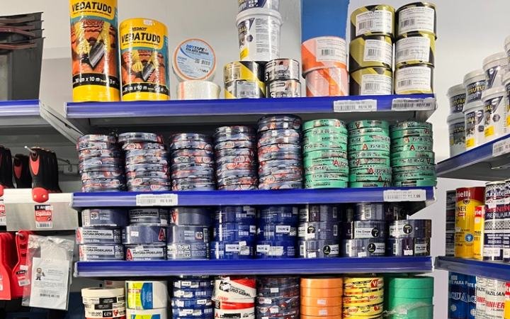 Prateleiras de fitas e acessórios na loja