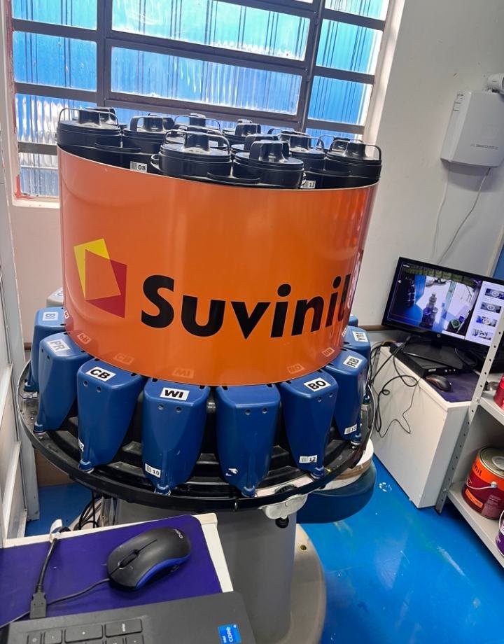 Máquina tintométrica Suvinil preparando cor personalizada